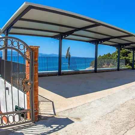 Family Friendly Seaside Pisak, Omis - 18610 Lejlighed Pisak